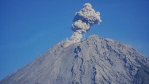 Semeru’s Fury Unleashed: Eruption Strikes Again in April 2025
