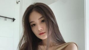 The Rise of American Celebgram: Navigating the Waters of Viral Fame