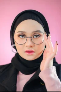 The Rise of the Insta-Famous: Navigating the World of Celebgram Rising Stars